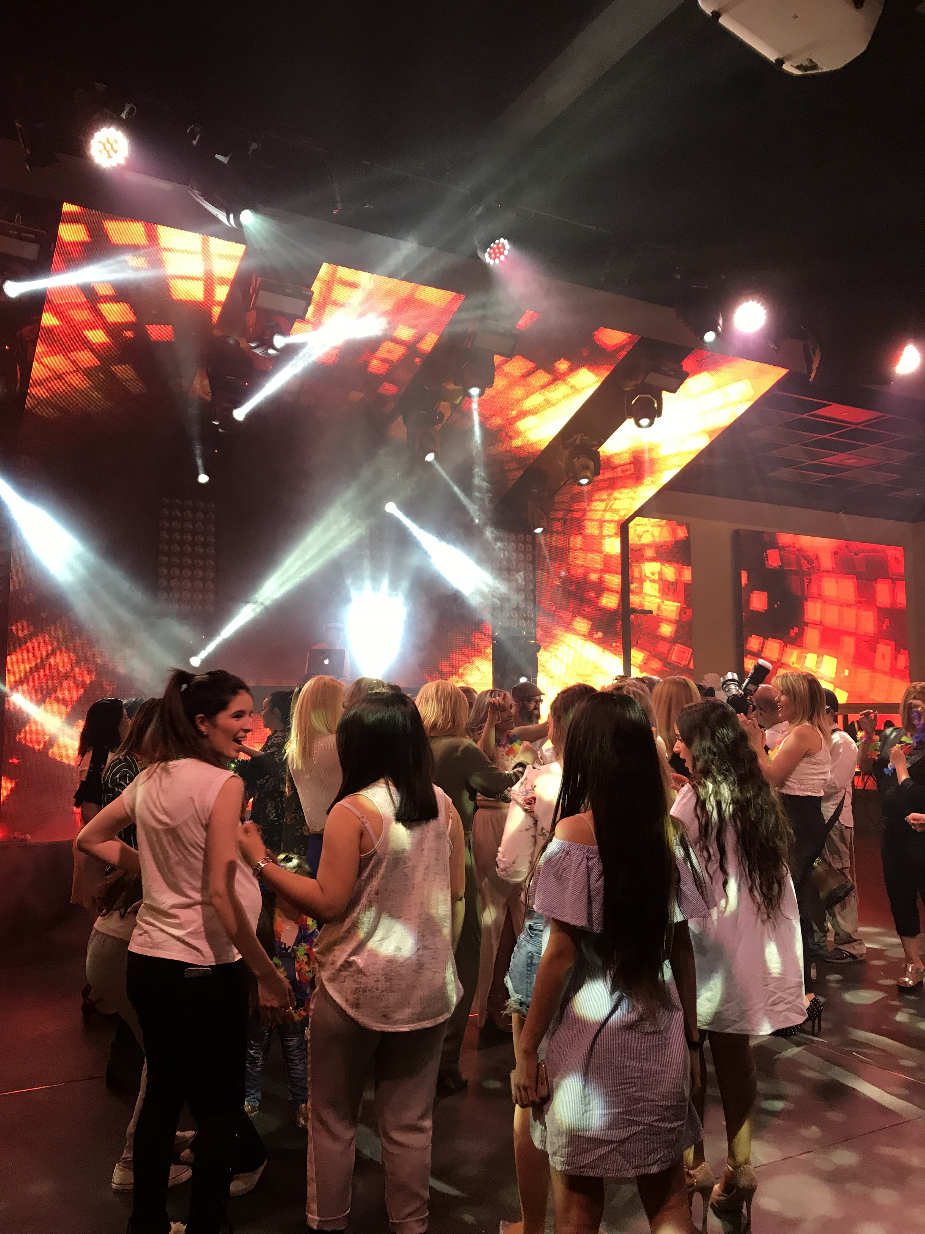 אורחים רוקדים ברחבה