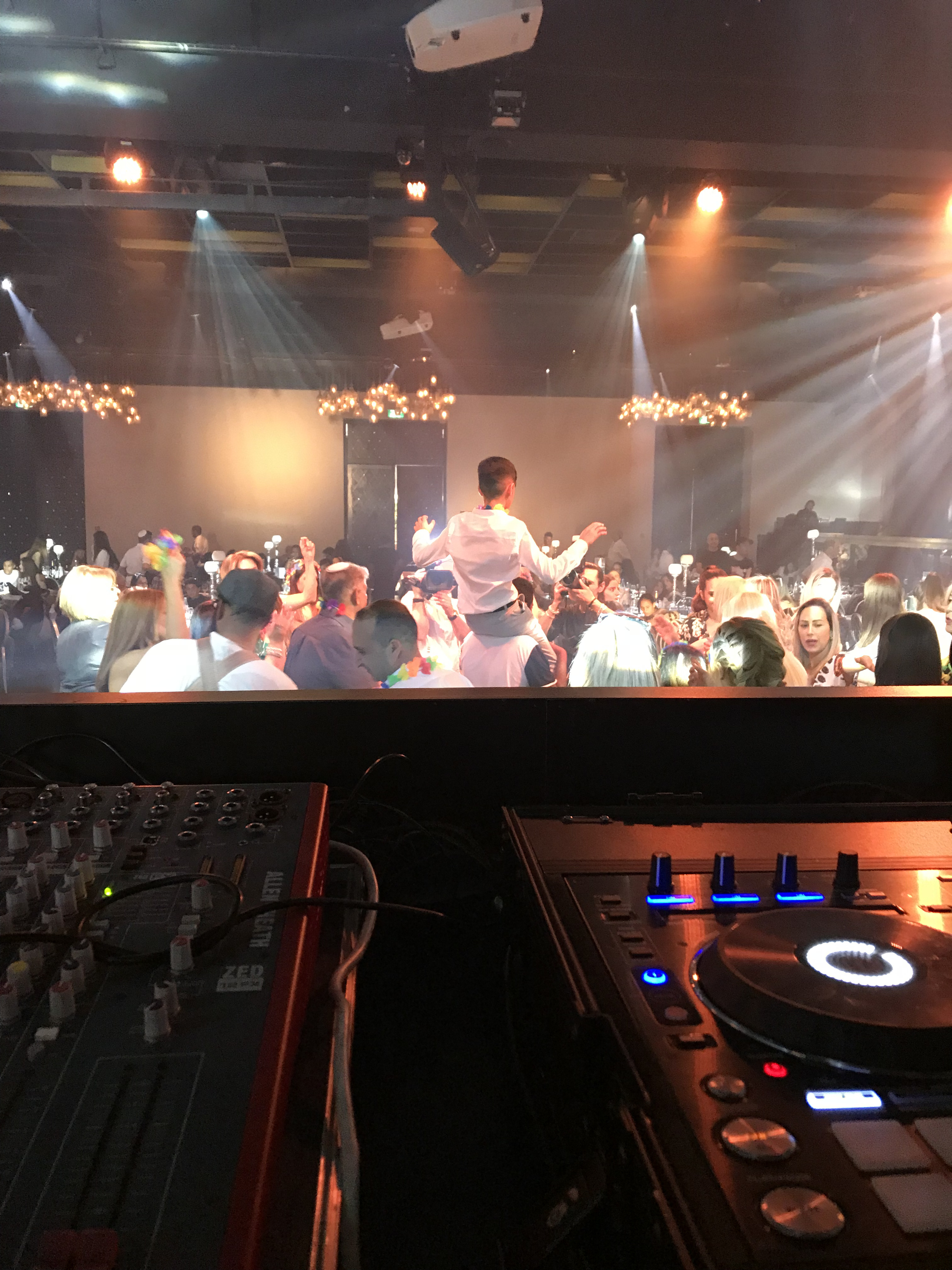 קהל שמח ברחבה